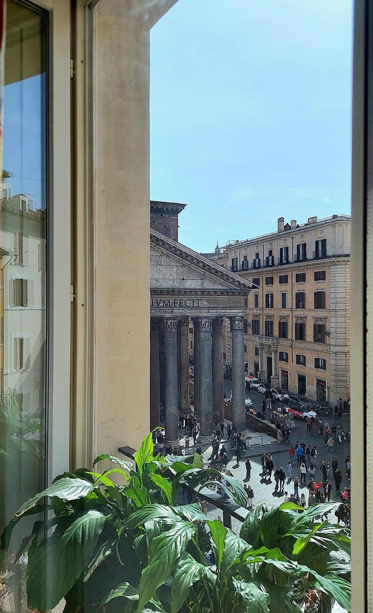 Pantheon In Finestra Apartment