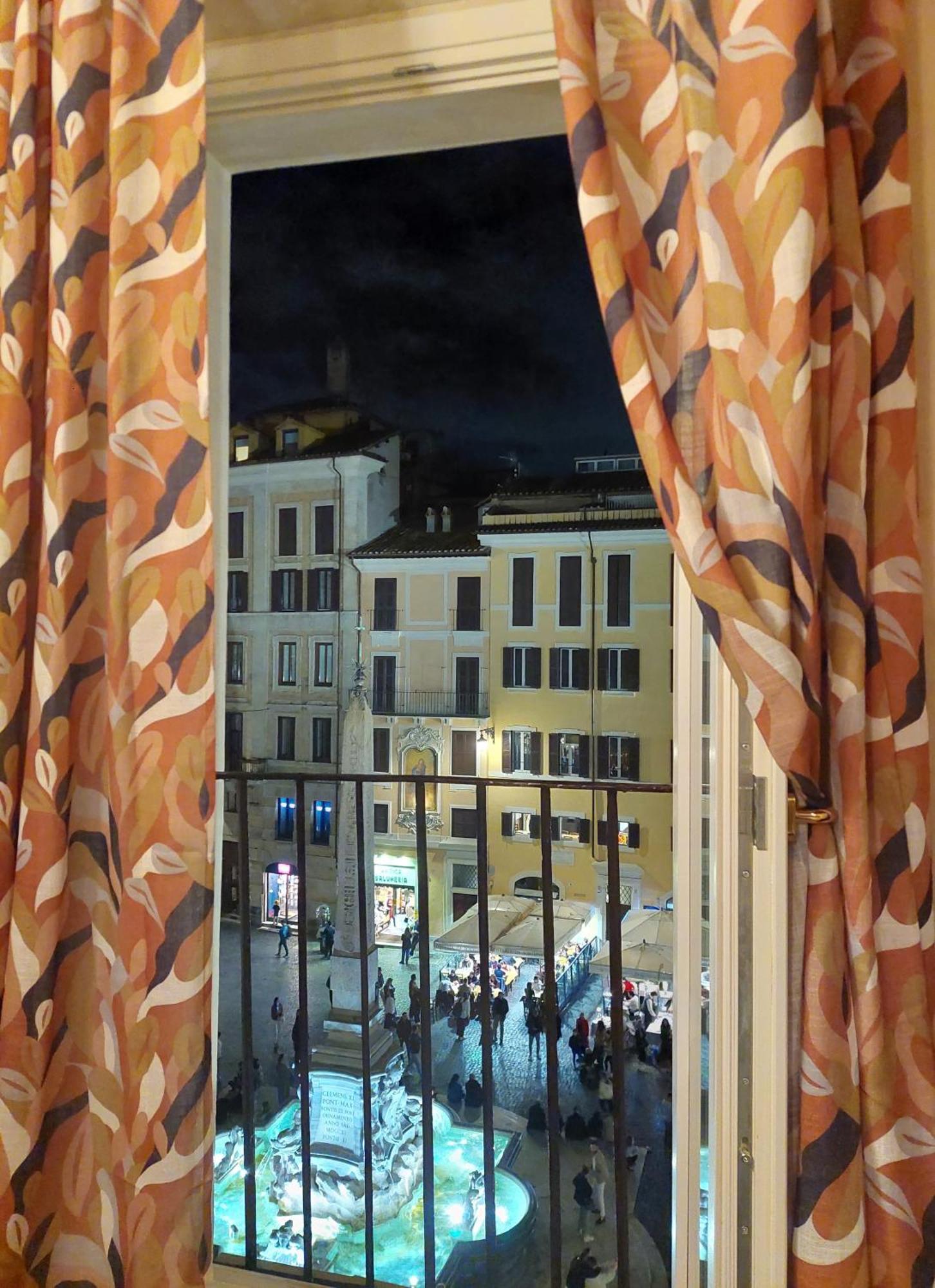 Pantheon In Finestra Apartment